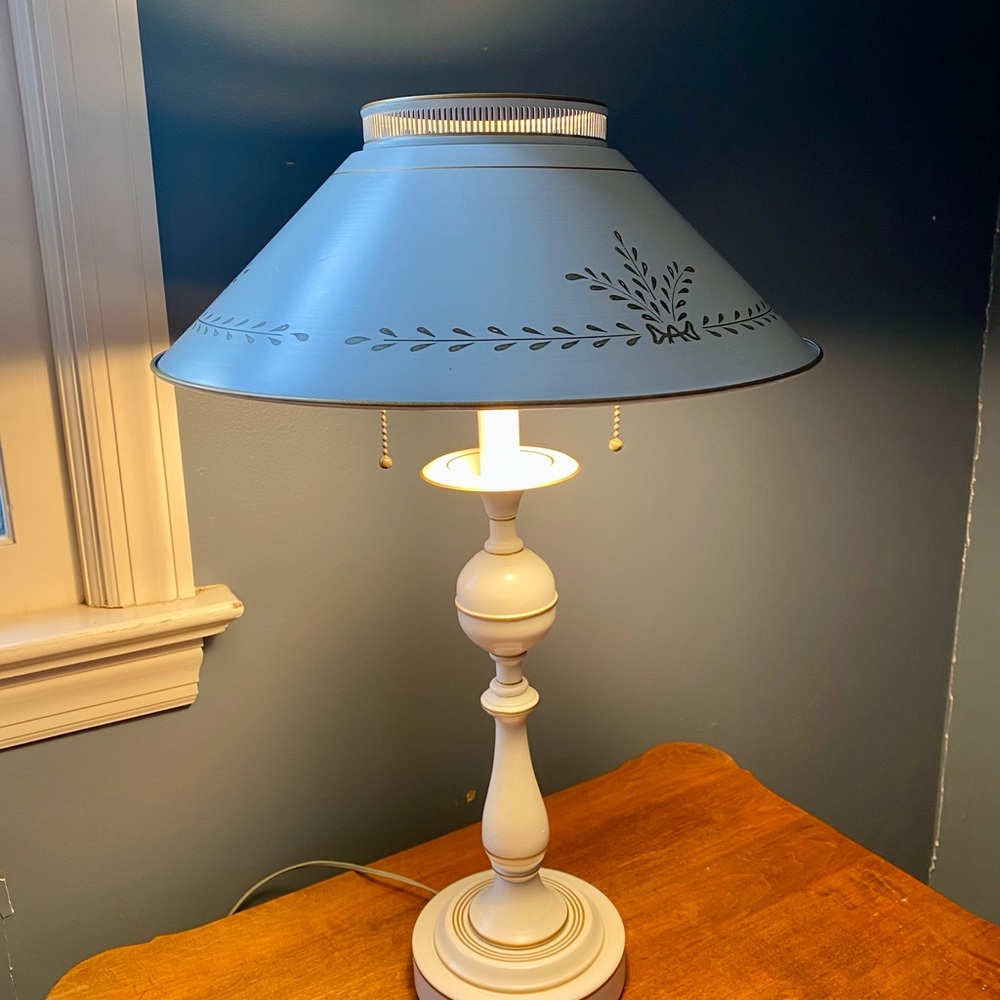 RARE Taller Toleware Table Lamp Cream & Gold. 2 bulb! Chain pull! VTG. 23”